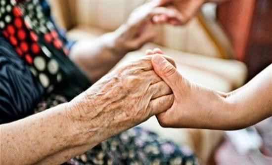 Συγκλονίζει μητέρα με 10 παιδιά και 40 εγγόνια: «Δεν μπορώ να αγοράσω ούτε χαρτομάντηλα για να κλάψω»